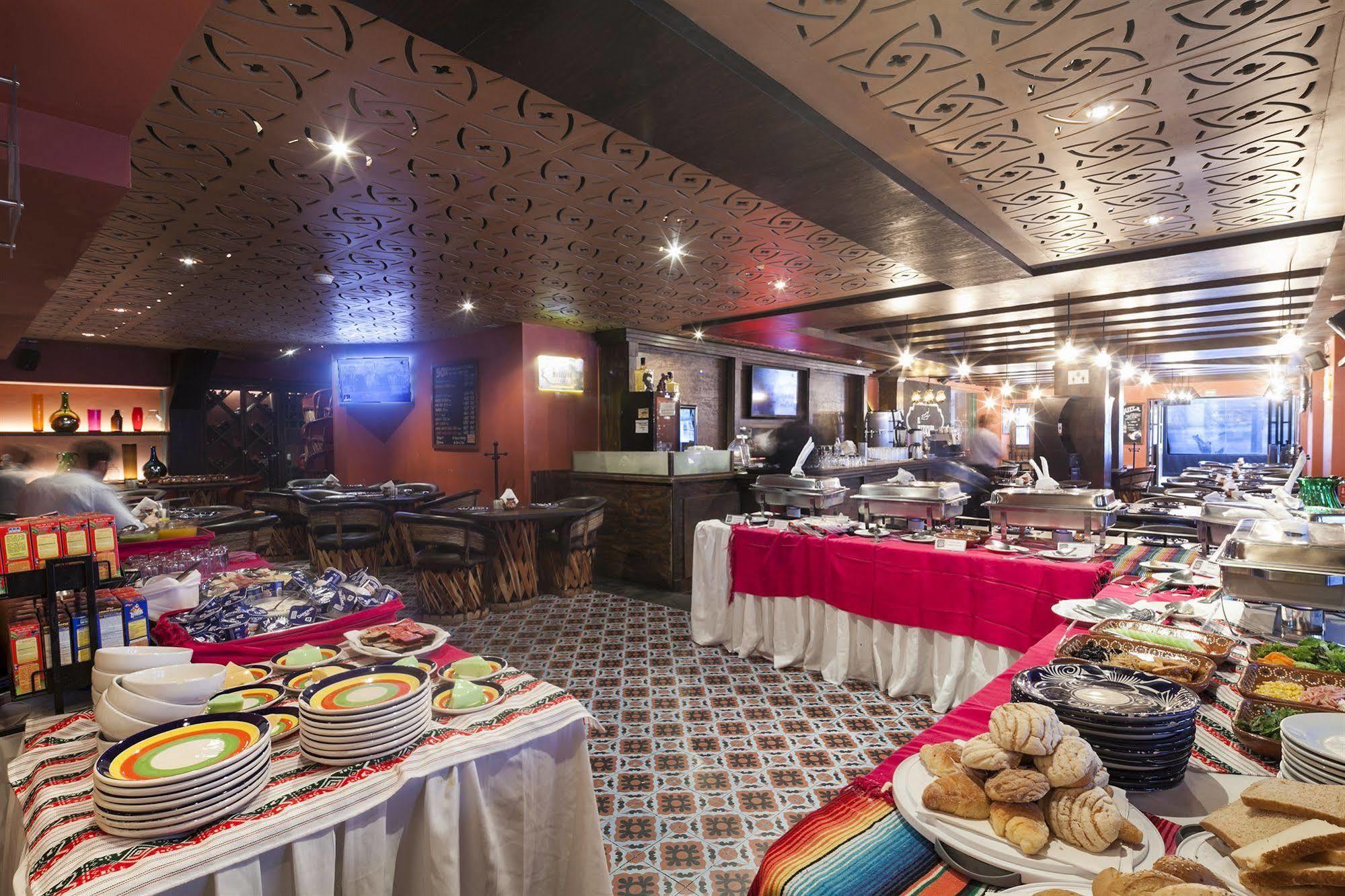 الشقق الفندقية مدينة مكسيكوفي  إكس سويتس سان مارينو المظهر الخارجي الصورة The buffet at the restaurant